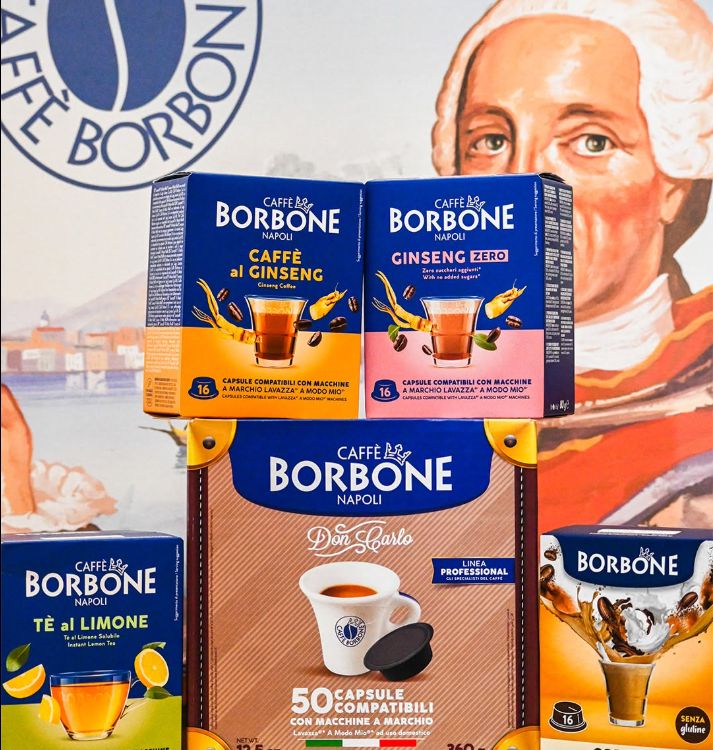 Capsule Caffè Borbone esposte in negozio: caffè al ginseng, ginseng zero, tè al limone e Don Carlo