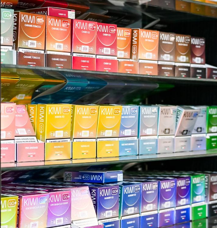 Scaffale con le confezioni di sigarette elettroniche in negozio